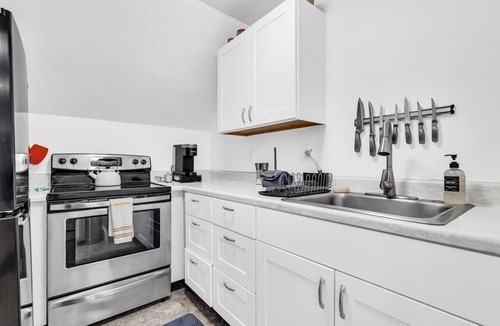 Oakdale Apartment | 2BR Apt | Full Kitchen | 10 Min to Old Port