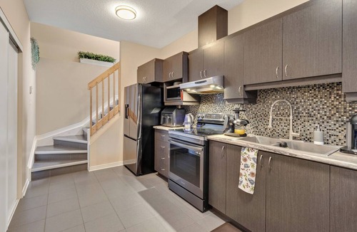 Communaute-Urbaine-de-l'Outaouais Apartment | 3-bedroom basement apartment with Pool&Terrace-4 mins to Gatineau-Ottawa Airport