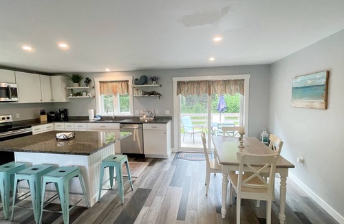 Owls Head House | 3 bedroom, walk to beach!
