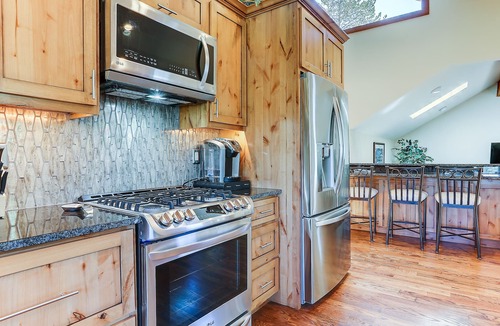 Sunriver House | 3 Spyglass - Lovely Sunriver Home, Elegant & Remodeled, Hot Tub, SHARC Passes, Golf Views