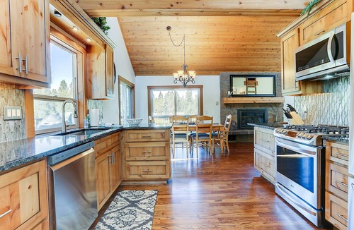 Sunriver House | 3 Spyglass - Lovely Sunriver Home, Elegant & Remodeled, Hot Tub, SHARC Passes, Golf Views