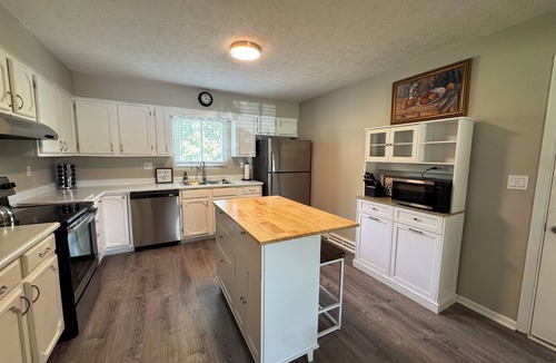 Groveport House | 3BR Retreat near BrewDog, games, and lots of space