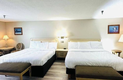 Presque Isle Hotel | 4 Relaxing Units Near UMPI With Breakfast and Easy Access to Hiking & Skiing