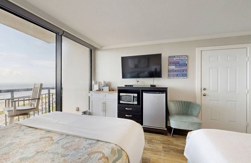 Galveston Apartment | 4-star resort oceanfront condo with pools & hot tubs - beautiful ocean views