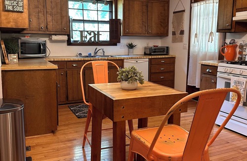 East Cobb House | 5 Bedroom 2.5 Bath Home In East Cobb and minutes to Truist Park and the Battery