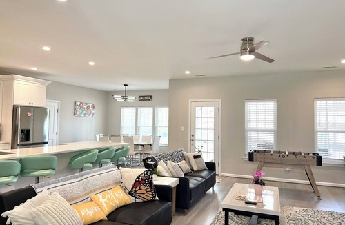 Reservoir House | 8 miles to Bush Gardens/5 Bedroom Rancher with 2 master's/playground/backyard