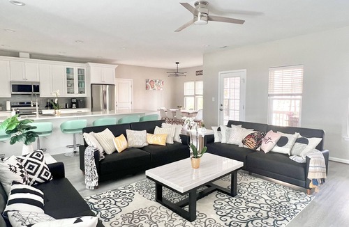 Reservoir House | 8 miles to Bush Gardens/5 Bedroom Rancher with 2 master's/playground/backyard