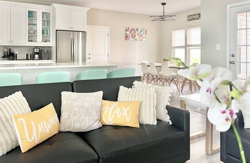 Reservoir House | 8 miles to Bush Gardens/5 Bedroom Rancher with 2 master's/playground/backyard