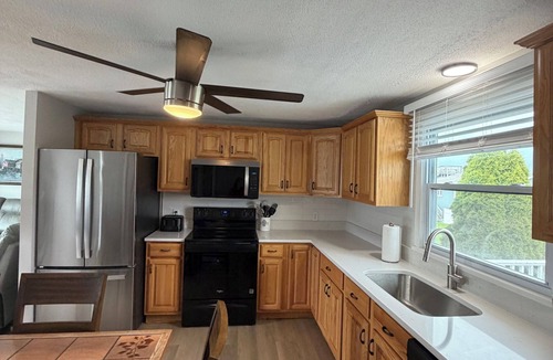 Eastward Look House | A/C 6Bd 2ba sleeps 12 walking distance Scarborough Beach Bonus rec-room w/bar