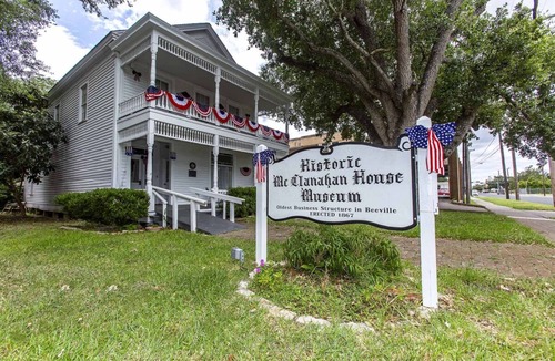 Beeville House | A Place You'll Surely Enjoy! Free Parking, Pets Allowed