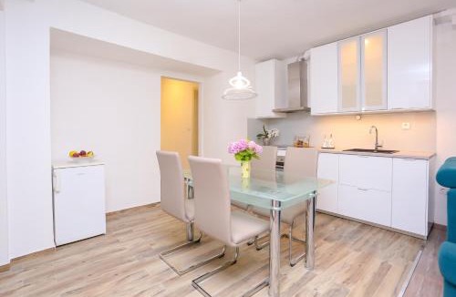 Stobrec Apartment | Apartment Dvor