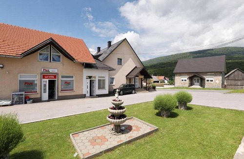 Brinje Apartment | Apartments Jezerane - Four Bedroom Apartment with Balcony