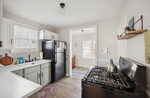 Ottawa House | Appealing 2br Cape Cod w/ bonus rm & fiber Wi-Fi!