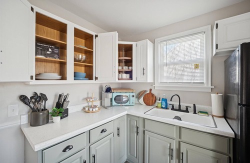 Ottawa House | Appealing 2br Cape Cod w/ bonus rm & fiber Wi-Fi!