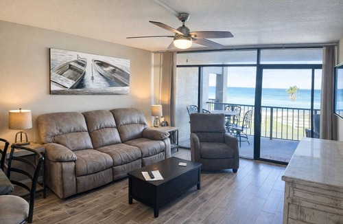 Rockport Condo | Aransas Bay Condo with Balcony, Pool & Lighted Pier