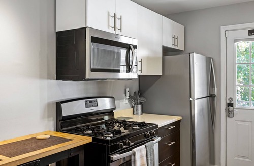 Brookwood Apartment | (B1bJ) Great Value, Serviced Condo in Quiet Neighborhood