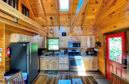 Carroll Cabin | BC Log cabin 1 mile from Mt Washington Hotel, beach, slope views! Hot tub, volleyball, trails!