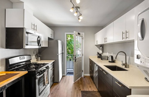 Buckhead Apartment | (BC2bB) Enjoy a Full Kitchen in an Affordable Condo near Peachtree Street