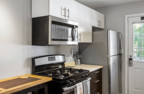 Brookwood Apartment | (BC2bH) Great Location, Peaceful Condo Near Peachtree Street
