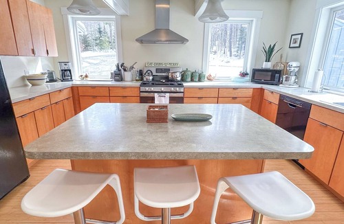 Warren House | Beautiful Country Home with Hot Tub & Pool Table