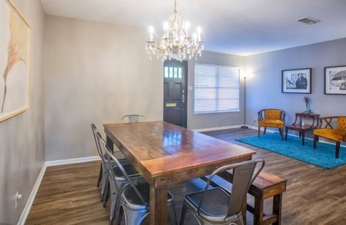 Riverside House | Beautiful downtown 3bed/2bath house w/ fenced yard