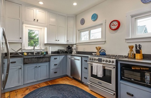 Ocean Point House | Beautiful Ocean Point Escape, Tennis courts and a short walk to The Wilson Chapel. Short walk to Grimes Cove for swimming.