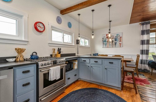 Ocean Point House | Beautiful Ocean Point Escape, Tennis courts and a short walk to The Wilson Chapel. Short walk to Grimes Cove for swimming.