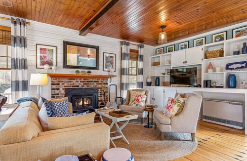 Ocean Point House | Beautiful Ocean Point Escape, Tennis courts and a short walk to The Wilson Chapel. Short walk to Grimes Cove for swimming.
