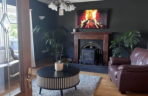 Malahide House | Beside Malahide Castle! Triple room in a cozy Guest House. Close to airport.