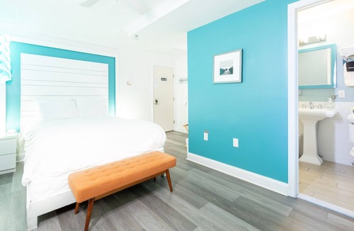 Rehoboth Beach Hotel | Best of Delaware - Fit for a QUEEN- Walk to Beach, Pet Friendly, Hot Tub, Pool