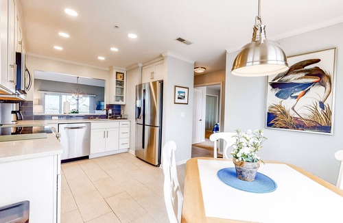 Ocean View Condo | Bethany Bay Third-Floor Condo with Pool, Tennis Court, & Board Games