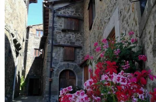 Lanciole Cottage | Between Lucca and Florence in a medieval castle in Tuscany