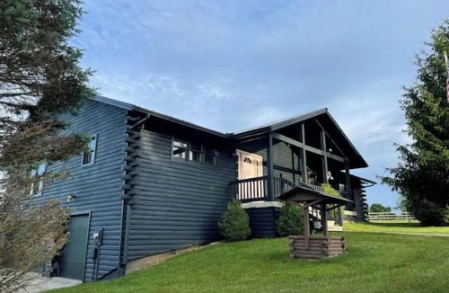 Alexandria Cabin | Big Log Cabin 3 miles Denison & Granville. Farm views.