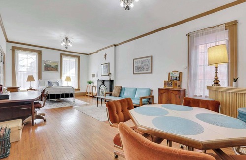 Italian Village Apartment | Big Retro House | Short North | Perfect for Groups