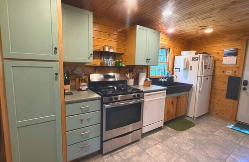 Greenville Cabin | Bobcat Cabin - Beach access pet-friendly getaway