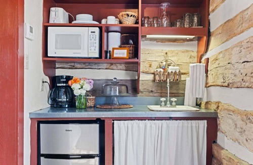 Fredericksburg Cabin | Bohl Cabin | Historic | Built in 1850 | Wineries