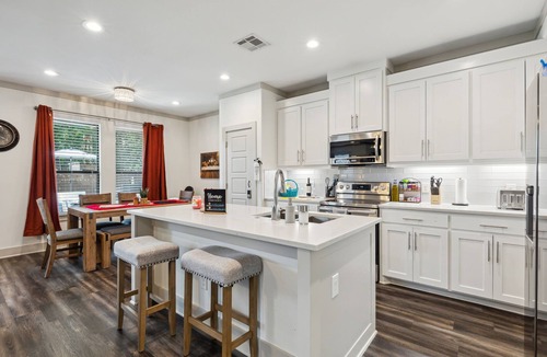 West Dallas House | BOOK TODAY! King Bed with Hot Tub, FirePit, BBQ, Large yard