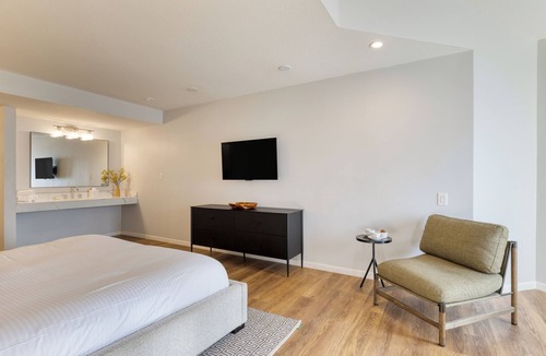 Diamond Crestview Hotel | Boutique Hotel + Pool + Hot Tub + Terrace + Walkable | The Mara by AvantStay