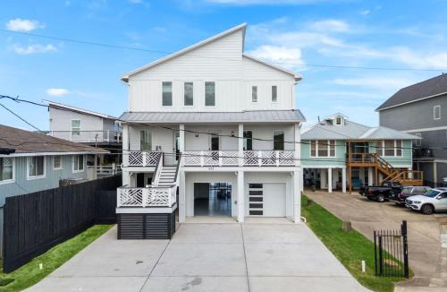 Clear Lake Shores House | Brand new bayfront home, gorgeous pool