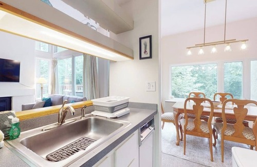 Warren Condo | Bright & cheery condo w/wifi, pools, tennis, gym, sauna, & game room