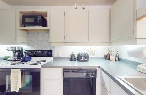 Warren Condo | Bright & cheery condo w/wifi, pools, tennis, gym, sauna, & game room