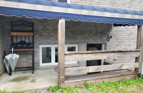 Martintown Apartment | Bright Private Studio: Near Downtown Core