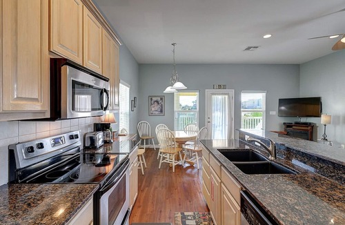Bella Vista House | Buttercup Cottage is so cute and cozy. Close to the beach, and community pool. J
