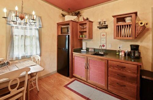Fredericksburg House | Cabins on Knopp School-Chula Vista Cabin