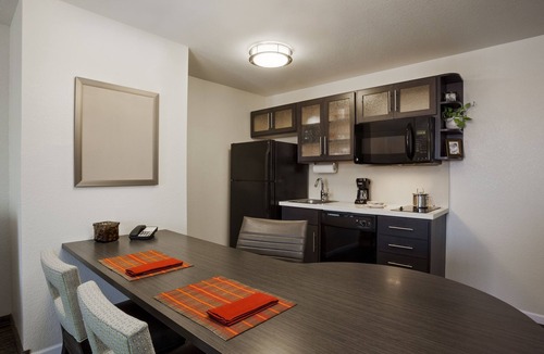 Kenedy Hotel | Candlewood Suites Kenedy by IHG