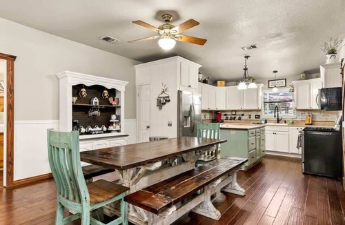 Canyon Lake Ski Chalet | Canyon Lake Farmhouse | Hot Tub + Sauna | Pets OK