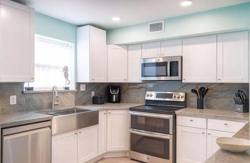 Port Isabel House | Channelfront Remodeled Pool Boatslips
