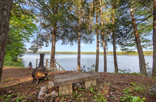 Windsor Cottage | Charming 2-bedroom lakefront cottage in Central Maine with WiFi