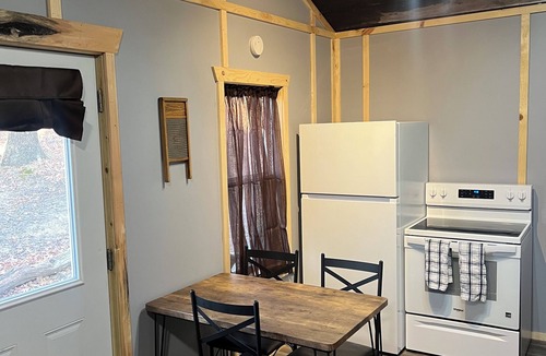 Laurelville Cabin | Charming 2-bedroom cabin in enchanting Hocking Hills with WiFi, AC