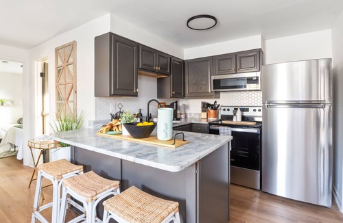 Buckroe Beach House | Charming 2BR Retreat Big Yard - Ideal for 30+ Day Stays